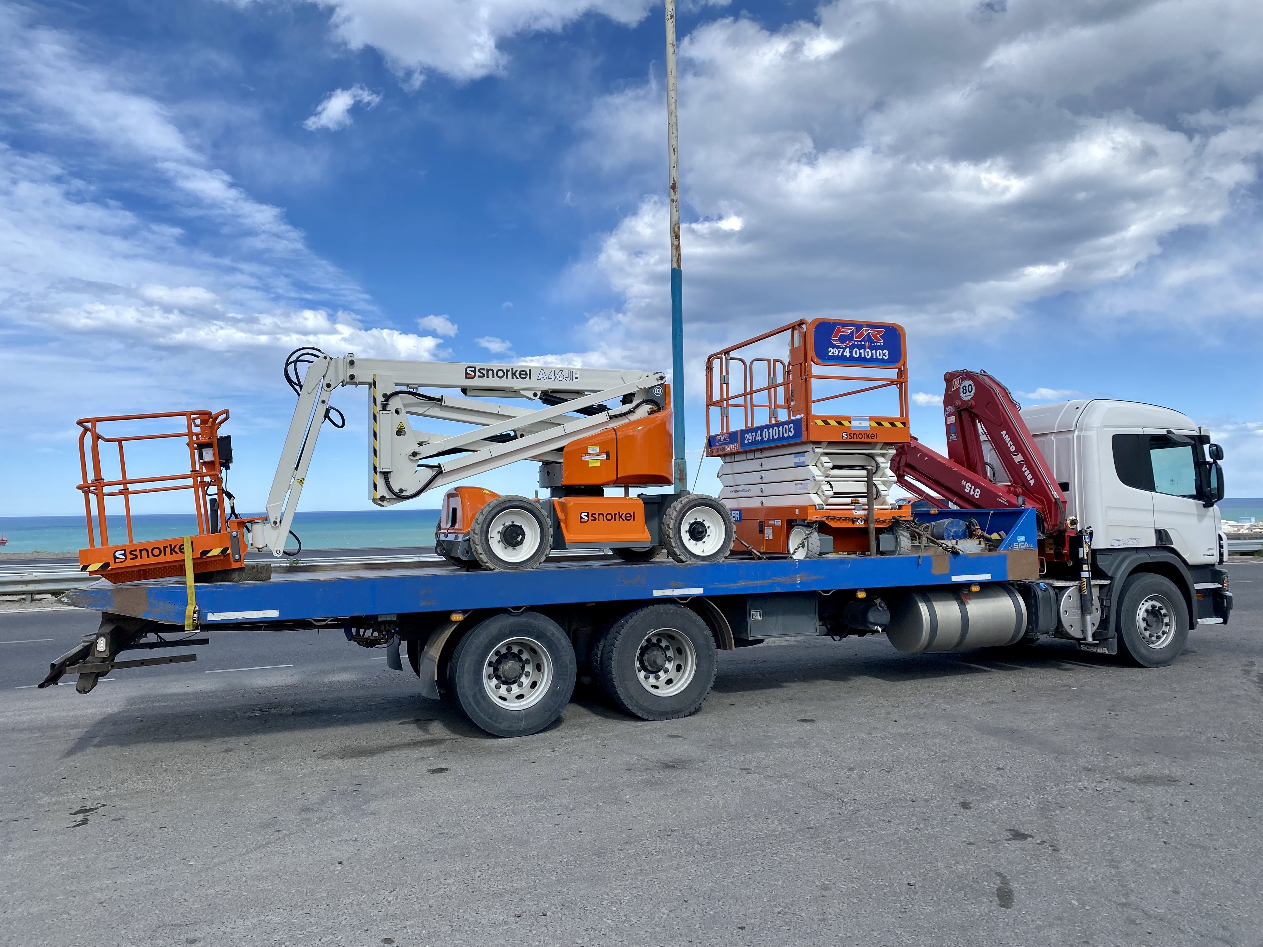 Grúa telescópica en obra